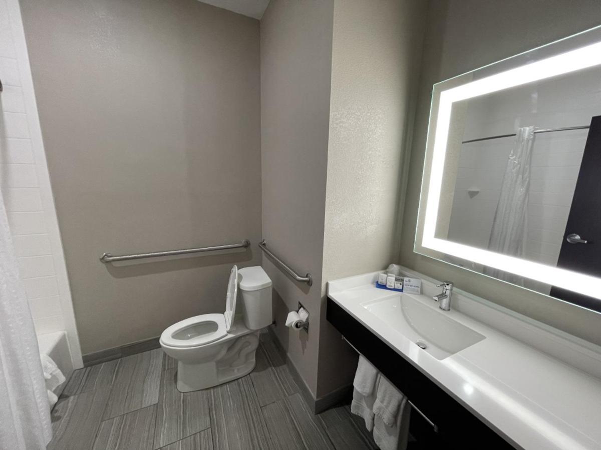 Holiday Inn Express Hotel And Suites Ada By Ihg Eksteriør bilde